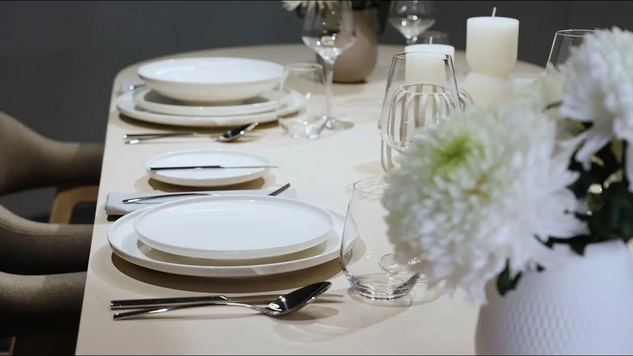 Pogrnjena miza s porcelanom Afina, svečami in cvetjem